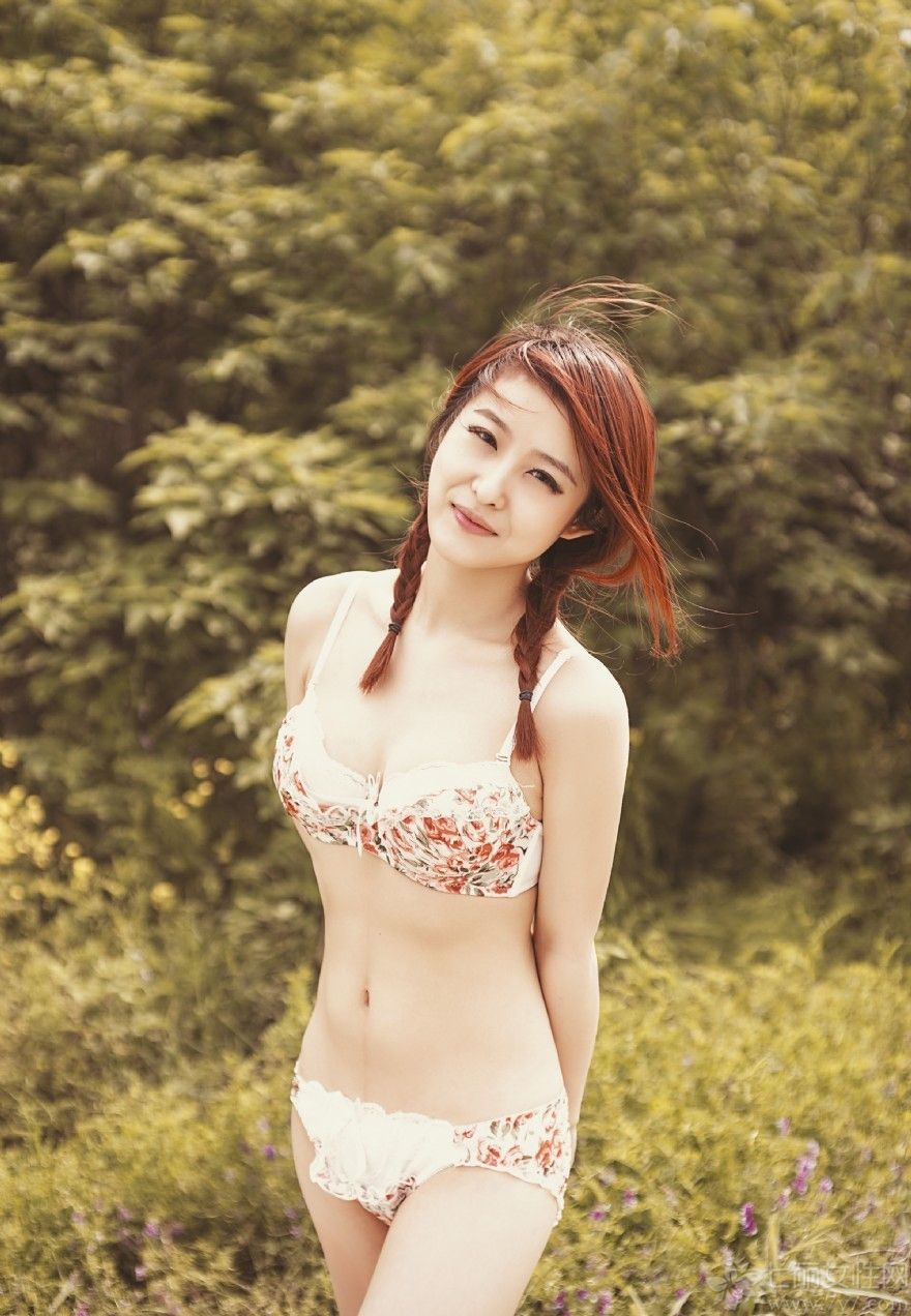 “玉骨冰肌身纤小，无妆粉饰自清雅。一声风铃浅笑语，靥若花容笑春风。”仿佛从诗中走出来的她，一颦一笑都能倾倒众生，花色内衣以及外披的白色衬衫有种止不住的诱惑，娇媚的女子在风中浅浅的欢笑，这副场景确实让人着迷不已。下面一起来看看性感美女户外火辣图片，笑靥如花百般妩媚。