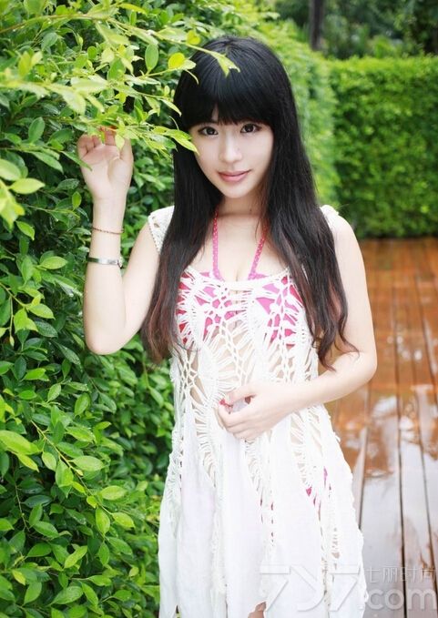 内地性感嫩模刘雪妮近日拍摄了一组三点式写真，粉色的比基尼透露出少女心的气质，雪白的肌肤迷倒不少人，下面就一起来看看这组图片，养眼的美女秀玲珑躯体怎能错过。
