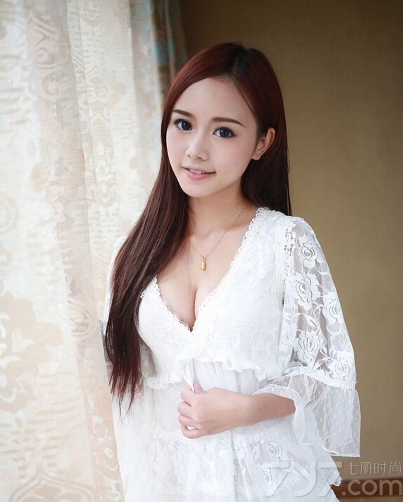 这位性感美女拥有一双水汪汪的大眼睛，卖萌装可爱令人心生怜爱。下面就一起来看看这组私人写真图片，身穿白色蕾丝内衣玩诱惑，扮公主也是有模有样哦。
