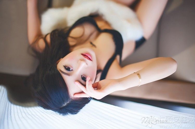 依偎在床角边的花季少女似乎有点按捺不住寂寞，时而两侧翻身，时而斜躺坐立。黑色的内衣将好身材完全展现出来，将白皙的肌肤衬托的晶莹剔透，下面一起来看看美女撩人性感图片，花季少女勾人睡姿。