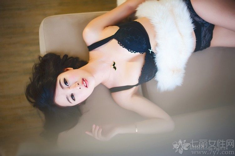 依偎在床角边的花季少女似乎有点按捺不住寂寞，时而两侧翻身，时而斜躺坐立。黑色的内衣将好身材完全展现出来，将白皙的肌肤衬托的晶莹剔透，下面一起来看看美女撩人性感图片，花季少女勾人睡姿。