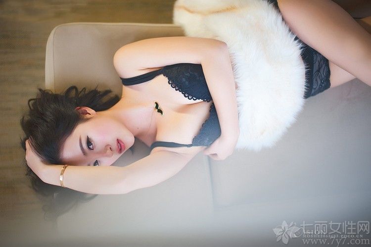 依偎在床角边的花季少女似乎有点按捺不住寂寞，时而两侧翻身，时而斜躺坐立。黑色的内衣将好身材完全展现出来，将白皙的肌肤衬托的晶莹剔透，下面一起来看看美女撩人性感图片，花季少女勾人睡姿。