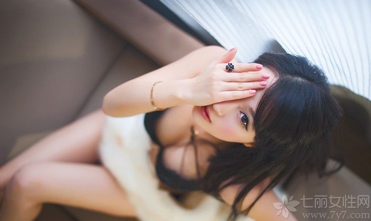 依偎在床角边的花季少女似乎有点按捺不住寂寞，时而两侧翻身，时而斜躺坐立。黑色的内衣将好身材完全展现出来，将白皙的肌肤衬托的晶莹剔透，下面一起来看看美女撩人性感图片，花季少女勾人睡姿。