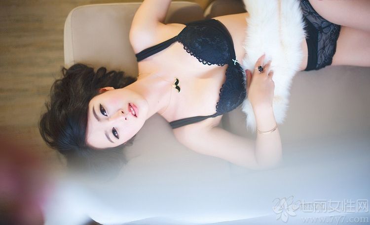 依偎在床角边的花季少女似乎有点按捺不住寂寞，时而两侧翻身，时而斜躺坐立。黑色的内衣将好身材完全展现出来，将白皙的肌肤衬托的晶莹剔透，下面一起来看看美女撩人性感图片，花季少女勾人睡姿。