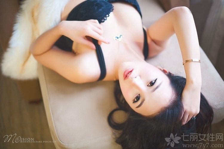 依偎在床角边的花季少女似乎有点按捺不住寂寞，时而两侧翻身，时而斜躺坐立。黑色的内衣将好身材完全展现出来，将白皙的肌肤衬托的晶莹剔透，下面一起来看看美女撩人性感图片，花季少女勾人睡姿。