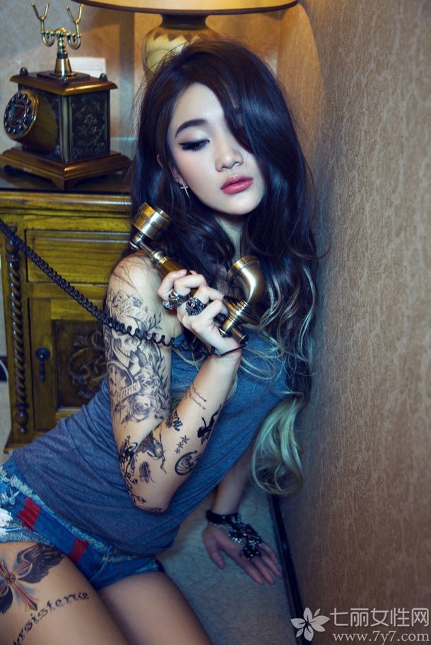 王熙然，演员、模特、歌手，曾在多项模特大赛获奖，个人首张EP《选择性失忆》，被誉为90后全能艺人。她不仅拥有漂亮的面孔，又有超级模特儿瘦削到晕的骨架，表面看起来斯斯文文，但浑身却散发着无限性感。下面就一起来看看她的私房纹身写真照吧！