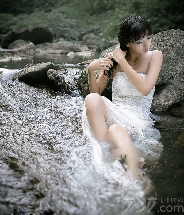 这组性感美女户外湿身写真图片，穿着白色裙装在湿身后，展示出清纯唯美感的同时，又有一种性感致命魅力，白皙肌肤以及性感酥胸瞬间勾住眼球，诱惑魅力难以抵挡，分享性感美女户外湿身写真图片，唯美白裙映衬性感酥胸。