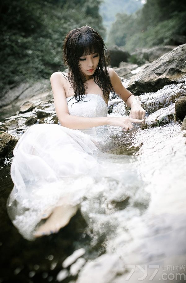 这组性感美女户外湿身写真图片，穿着白色裙装在湿身后，展示出清纯唯美感的同时，又有一种性感致命魅力，白皙肌肤以及性感酥胸瞬间勾住眼球，诱惑魅力难以抵挡，分享性感美女户外湿身写真图片，唯美白裙映衬性感酥胸。