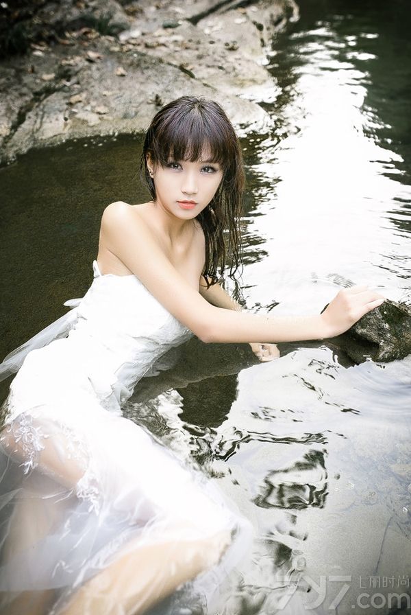 这组性感美女户外湿身写真图片，穿着白色裙装在湿身后，展示出清纯唯美感的同时，又有一种性感致命魅力，白皙肌肤以及性感酥胸瞬间勾住眼球，诱惑魅力难以抵挡，分享性感美女户外湿身写真图片，唯美白裙映衬性感酥胸。