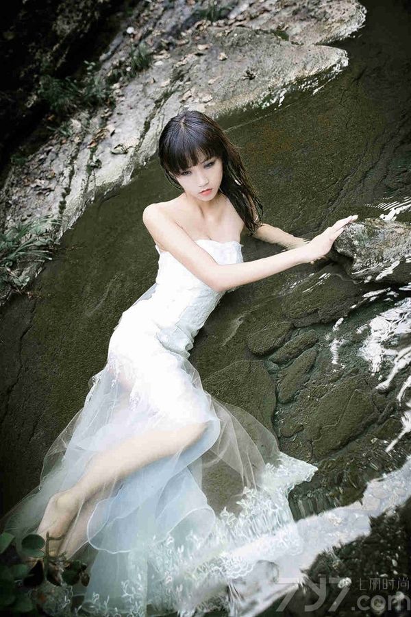 这组性感美女户外湿身写真图片，穿着白色裙装在湿身后，展示出清纯唯美感的同时，又有一种性感致命魅力，白皙肌肤以及性感酥胸瞬间勾住眼球，诱惑魅力难以抵挡，分享性感美女户外湿身写真图片，唯美白裙映衬性感酥胸。