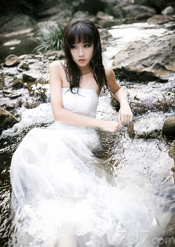 这组性感美女户外湿身写真图片，穿着白色裙装在湿身后，展示出清纯唯美感的同时，又有一种性感致命魅力，白皙肌肤以及性感酥胸瞬间勾住眼球，诱惑魅力难以抵挡，分享性感美女户外湿身写真图片，唯美白裙映衬性感酥胸。