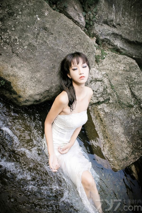 这组性感美女户外湿身写真图片，穿着白色裙装在湿身后，展示出清纯唯美感的同时，又有一种性感致命魅力，白皙肌肤以及性感酥胸瞬间勾住眼球，诱惑魅力难以抵挡，分享性感美女户外湿身写真图片，唯美白裙映衬性感酥胸。