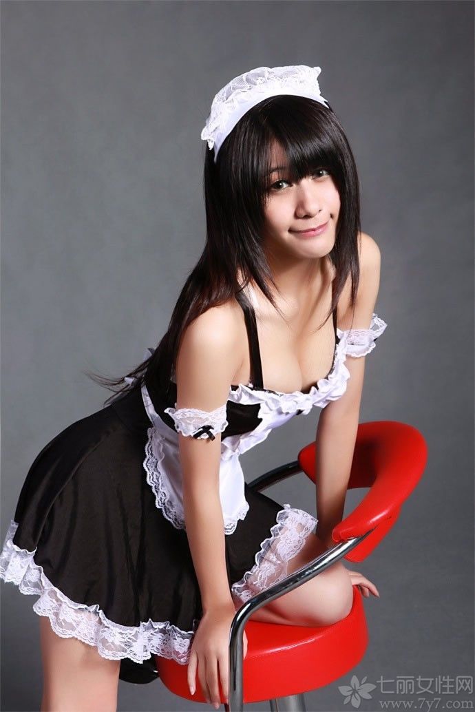 随着时间的流逝，00后也愈发成熟起来。稚嫩的美眉身穿黑白女仆装，美胸细腰长腿全部展现出来，略显清纯的长发轻松获得眼缘，女仆装透视让她分外可爱。迷人的大眼睛扑闪扑闪迷惑着你，美胸嫩妹让人不能淡定，下面一起来看看这组00后美女性感女仆装图片吧！