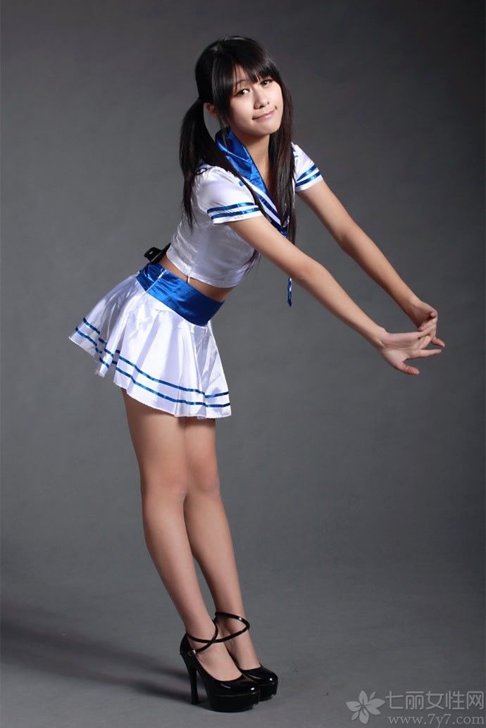 随着时间的流逝，00后也愈发成熟起来。稚嫩的美眉身穿黑白女仆装，美胸细腰长腿全部展现出来，略显清纯的长发轻松获得眼缘，女仆装透视让她分外可爱。迷人的大眼睛扑闪扑闪迷惑着你，美胸嫩妹让人不能淡定，下面一起来看看这组00后美女性感女仆装图片吧！