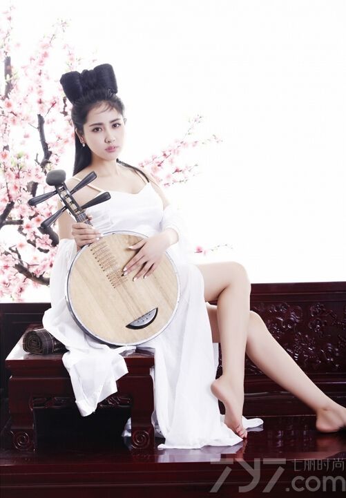 出生于1993年的内地嫩模戴予桐近日拍摄了一组性感写真图片，倩女幽魂系列中的香艳版聂小倩。仔细一看五官之间与当年的王祖贤稍微相似。露出雪白的美腿和迷人的乳沟，让人挪不开眼球。
