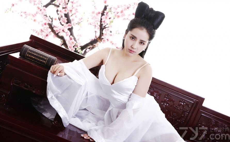 出生于1993年的内地嫩模戴予桐近日拍摄了一组性感写真图片，倩女幽魂系列中的香艳版聂小倩。仔细一看五官之间与当年的王祖贤稍微相似。露出雪白的美腿和迷人的乳沟，让人挪不开眼球。
