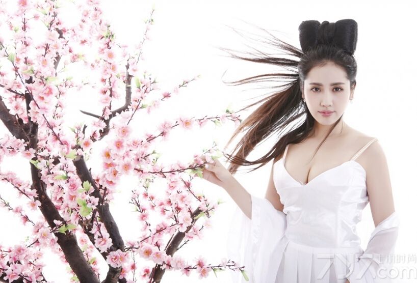 出生于1993年的内地嫩模戴予桐近日拍摄了一组性感写真图片，倩女幽魂系列中的香艳版聂小倩。仔细一看五官之间与当年的王祖贤稍微相似。露出雪白的美腿和迷人的乳沟，让人挪不开眼球。
