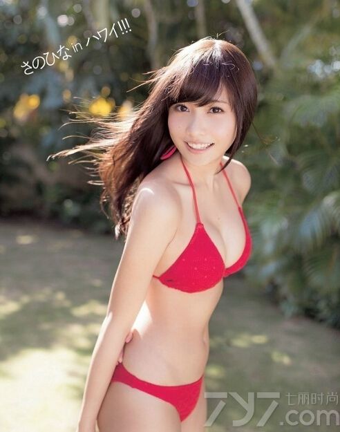 这位19岁的性感嫩模身穿红色比基尼，在阳光、沙滩的衬托下显得更加小清新。童颜巨乳的面孔让不少人为之迷倒。下面就一起来看看这位美女的性感写真图片吧！
