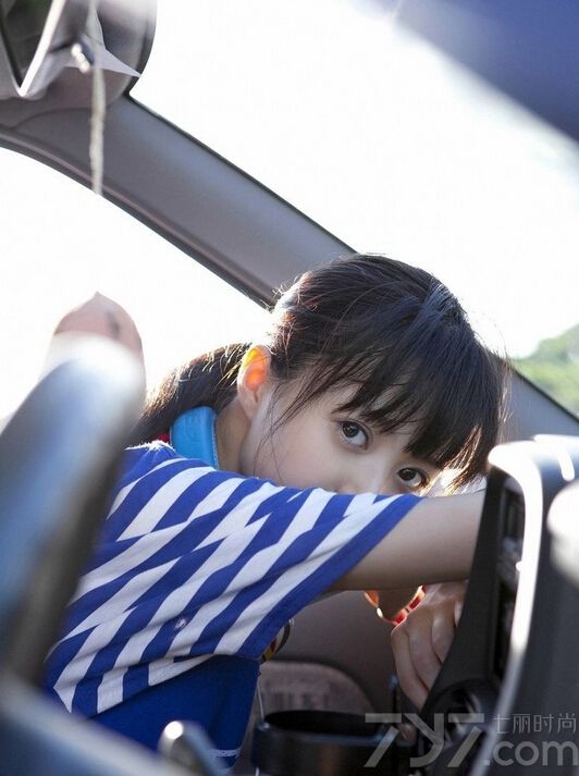 这位19岁的性感嫩模身穿红色比基尼，在阳光、沙滩的衬托下显得更加小清新。童颜巨乳的面孔让不少人为之迷倒。下面就一起来看看这位美女的性感写真图片吧！
