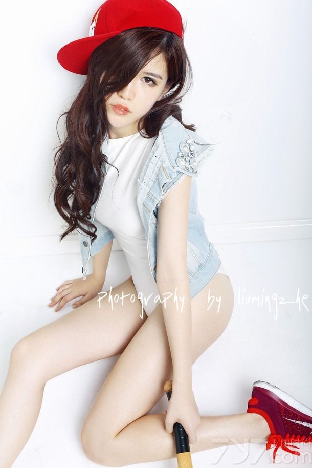 漂亮的妹子随处可见，但漂亮的运动妹子可不多见，下面就为大家一组酷感十足的美女图片写真，清纯的少女长相，身穿白色T恤+牛仔背心，迷人长卷发搭配一个帽子，露出修长美腿，展现出无尽的双重诱惑。