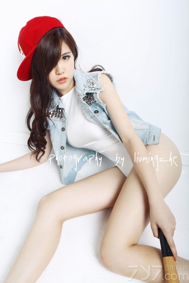漂亮的妹子随处可见，但漂亮的运动妹子可不多见，下面就为大家一组酷感十足的美女图片写真，清纯的少女长相，身穿白色T恤+牛仔背心，迷人长卷发搭配一个帽子，露出修长美腿，展现出无尽的双重诱惑。