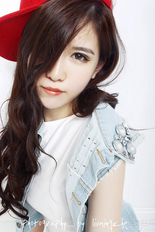 漂亮的妹子随处可见，但漂亮的运动妹子可不多见，下面就为大家一组酷感十足的美女图片写真，清纯的少女长相，身穿白色T恤+牛仔背心，迷人长卷发搭配一个帽子，露出修长美腿，展现出无尽的双重诱惑。