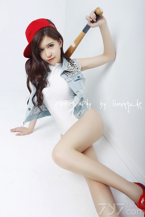 漂亮的妹子随处可见，但漂亮的运动妹子可不多见，下面就为大家一组酷感十足的美女图片写真，清纯的少女长相，身穿白色T恤+牛仔背心，迷人长卷发搭配一个帽子，露出修长美腿，展现出无尽的双重诱惑。