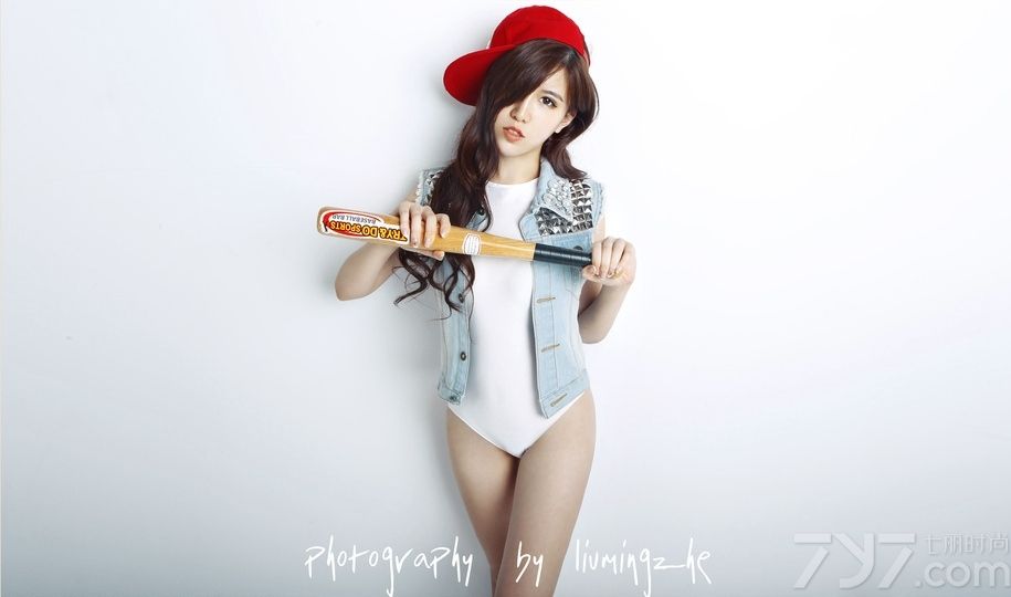 漂亮的妹子随处可见，但漂亮的运动妹子可不多见，下面就为大家一组酷感十足的美女图片写真，清纯的少女长相，身穿白色T恤+牛仔背心，迷人长卷发搭配一个帽子，露出修长美腿，展现出无尽的双重诱惑。