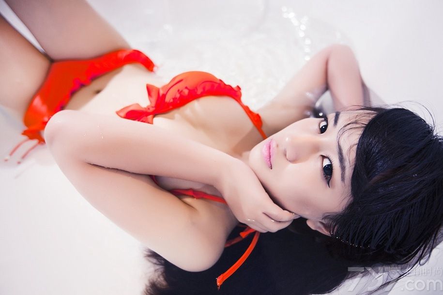 立秋的天气阴雨沉沉的让人总觉得透不出气，今天为大家分享一组超性感美女私房写真提提神，白皙粉嫩的肌肤，身穿火辣大红比基尼，露出圆润丰胸，在浴缸大秀完美身姿，香艳火辣上演湿身诱惑。