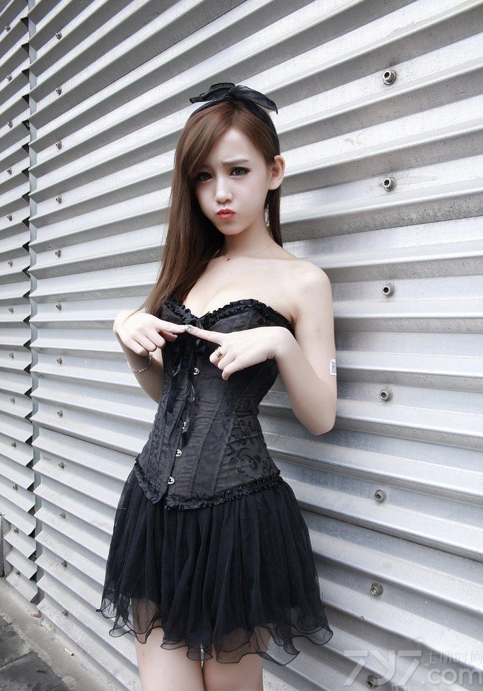 美女车模的魅力一向有增无减，今天为大家分享一组极品美女车模写真，清纯的长相，精致的五官，简直是天生的美女胚子，身穿黑色蕾丝裙，露出白皙诱人的丰胸与迷人香肩，轻松俘获宅男菲。
