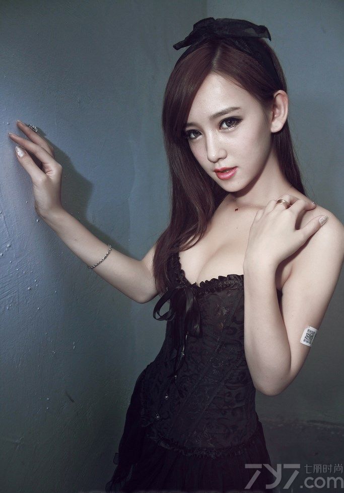 美女车模的魅力一向有增无减，今天为大家分享一组极品美女车模写真，清纯的长相，精致的五官，简直是天生的美女胚子，身穿黑色蕾丝裙，露出白皙诱人的丰胸与迷人香肩，轻松俘获宅男菲。