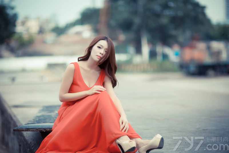 这组90后性感美女室外写真图片，宛如女神一般的性感妩媚太令人心醉，特别是穿着红色V领的长裙礼服，不经意展现的白皙丰胸，加上性感妩媚的卷发造型，让整个的魅力都散发的淋漓尽致，分享90后性感美女美胸写真图片，女神般的性感魅力最诱人。