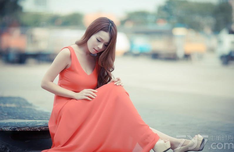 这组90后性感美女室外写真图片，宛如女神一般的性感妩媚太令人心醉，特别是穿着红色V领的长裙礼服，不经意展现的白皙丰胸，加上性感妩媚的卷发造型，让整个的魅力都散发的淋漓尽致，分享90后性感美女美胸写真图片，女神般的性感魅力最诱人。