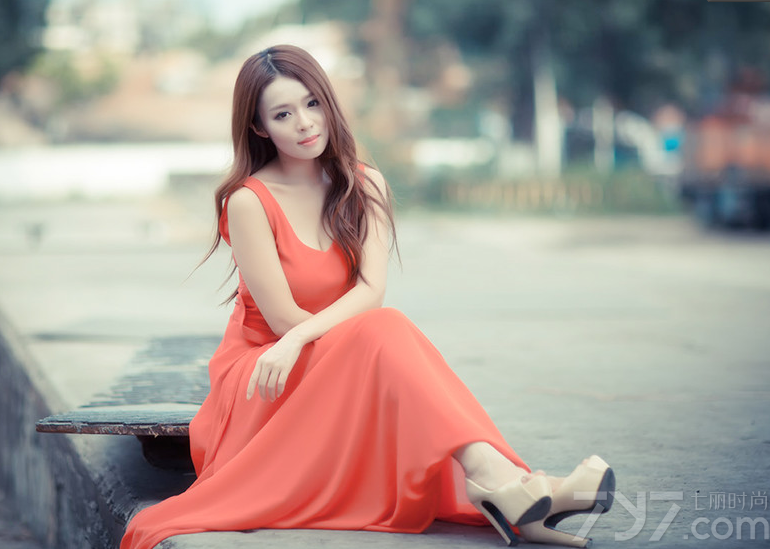 这组90后性感美女室外写真图片，宛如女神一般的性感妩媚太令人心醉，特别是穿着红色V领的长裙礼服，不经意展现的白皙丰胸，加上性感妩媚的卷发造型，让整个的魅力都散发的淋漓尽致，分享90后性感美女美胸写真图片，女神般的性感魅力最诱人。