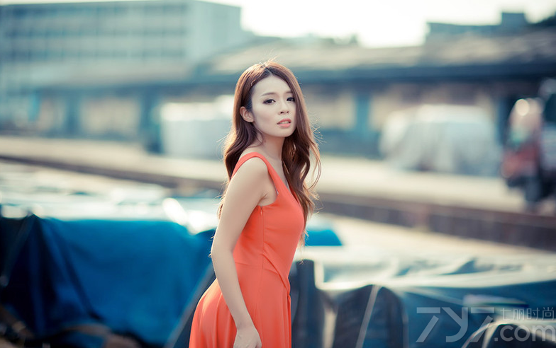 这组90后性感美女室外写真图片，宛如女神一般的性感妩媚太令人心醉，特别是穿着红色V领的长裙礼服，不经意展现的白皙丰胸，加上性感妩媚的卷发造型，让整个的魅力都散发的淋漓尽致，分享90后性感美女美胸写真图片，女神般的性感魅力最诱人。