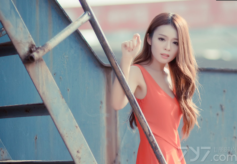 这组90后性感美女室外写真图片，宛如女神一般的性感妩媚太令人心醉，特别是穿着红色V领的长裙礼服，不经意展现的白皙丰胸，加上性感妩媚的卷发造型，让整个的魅力都散发的淋漓尽致，分享90后性感美女美胸写真图片，女神般的性感魅力最诱人。