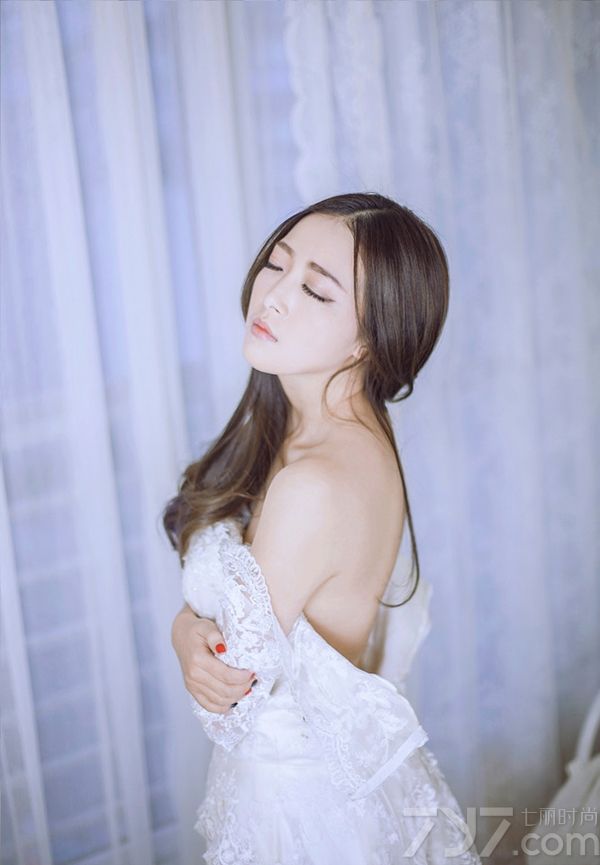 这组绝色女神性感婚纱写真图片，宛如女神一般穿着唯美妩媚想白色婚纱，从正面看很有浪漫女人气质，但侧看之后性感小心机完美展现，加上精致完美的脸庞以及性感身材，都是性感诱人的焦点。分享绝色女神性感婚纱写真图片，性感美女展示美背诱惑。