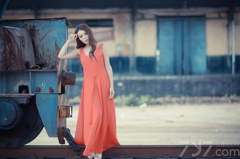 这组90后性感美女室外写真图片，宛如女神一般的性感妩媚太令人心醉，特别是穿着红色V领的长裙礼服，不经意展现的白皙丰胸，加上性感妩媚的卷发造型，让整个的魅力都散发的淋漓尽致，分享90后性感美女美胸写真图片，女神般的性感魅力最诱人。