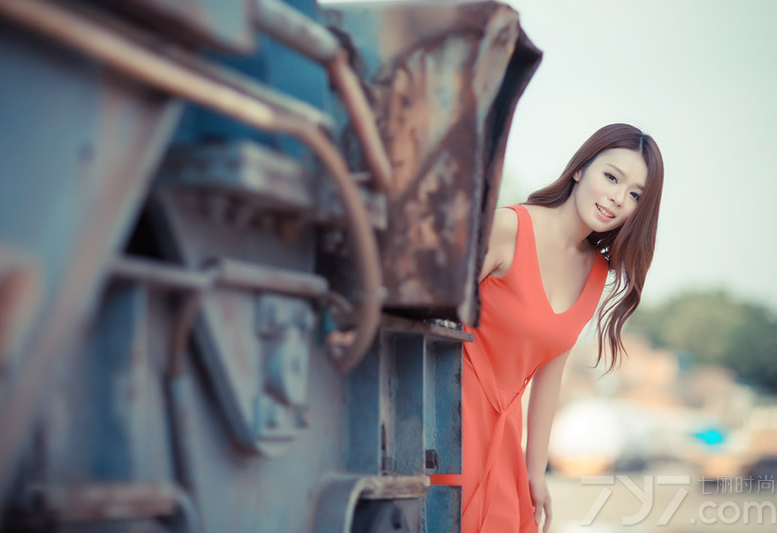 这组90后性感美女室外写真图片，宛如女神一般的性感妩媚太令人心醉，特别是穿着红色V领的长裙礼服，不经意展现的白皙丰胸，加上性感妩媚的卷发造型，让整个的魅力都散发的淋漓尽致，分享90后性感美女美胸写真图片，女神般的性感魅力最诱人。