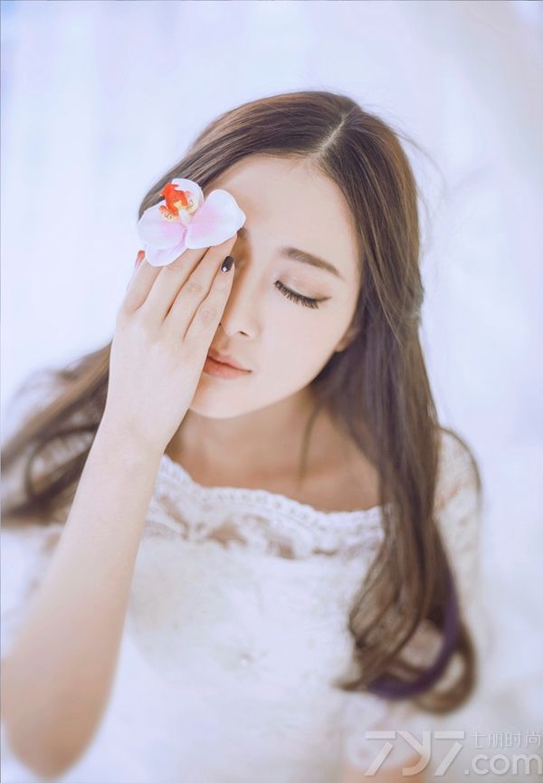 这组绝色女神性感婚纱写真图片，宛如女神一般穿着唯美妩媚想白色婚纱，从正面看很有浪漫女人气质，但侧看之后性感小心机完美展现，加上精致完美的脸庞以及性感身材，都是性感诱人的焦点。分享绝色女神性感婚纱写真图片，性感美女展示美背诱惑。