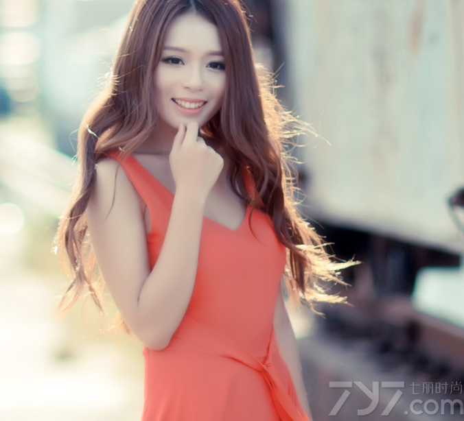 这组90后性感美女室外写真图片，宛如女神一般的性感妩媚太令人心醉，特别是穿着红色V领的长裙礼服，不经意展现的白皙丰胸，加上性感妩媚的卷发造型，让整个的魅力都散发的淋漓尽致，分享90后性感美女美胸写真图片，女神般的性感魅力最诱人。