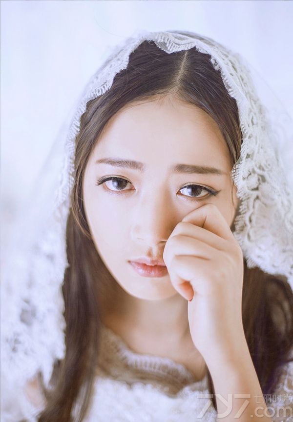 这组绝色女神性感婚纱写真图片，宛如女神一般穿着唯美妩媚想白色婚纱，从正面看很有浪漫女人气质，但侧看之后性感小心机完美展现，加上精致完美的脸庞以及性感身材，都是性感诱人的焦点。分享绝色女神性感婚纱写真图片，性感美女展示美背诱惑。