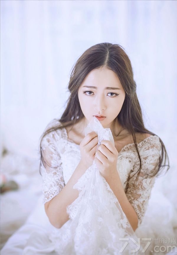 这组绝色女神性感婚纱写真图片，宛如女神一般穿着唯美妩媚想白色婚纱，从正面看很有浪漫女人气质，但侧看之后性感小心机完美展现，加上精致完美的脸庞以及性感身材，都是性感诱人的焦点。分享绝色女神性感婚纱写真图片，性感美女展示美背诱惑。