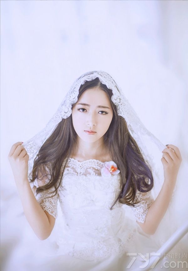 这组绝色女神性感婚纱写真图片，宛如女神一般穿着唯美妩媚想白色婚纱，从正面看很有浪漫女人气质，但侧看之后性感小心机完美展现，加上精致完美的脸庞以及性感身材，都是性感诱人的焦点。分享绝色女神性感婚纱写真图片，性感美女展示美背诱惑。