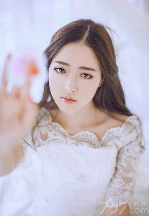 这组绝色女神性感婚纱写真图片，宛如女神一般穿着唯美妩媚想白色婚纱，从正面看很有浪漫女人气质，但侧看之后性感小心机完美展现，加上精致完美的脸庞以及性感身材，都是性感诱人的焦点。分享绝色女神性感婚纱写真图片，性感美女展示美背诱惑。