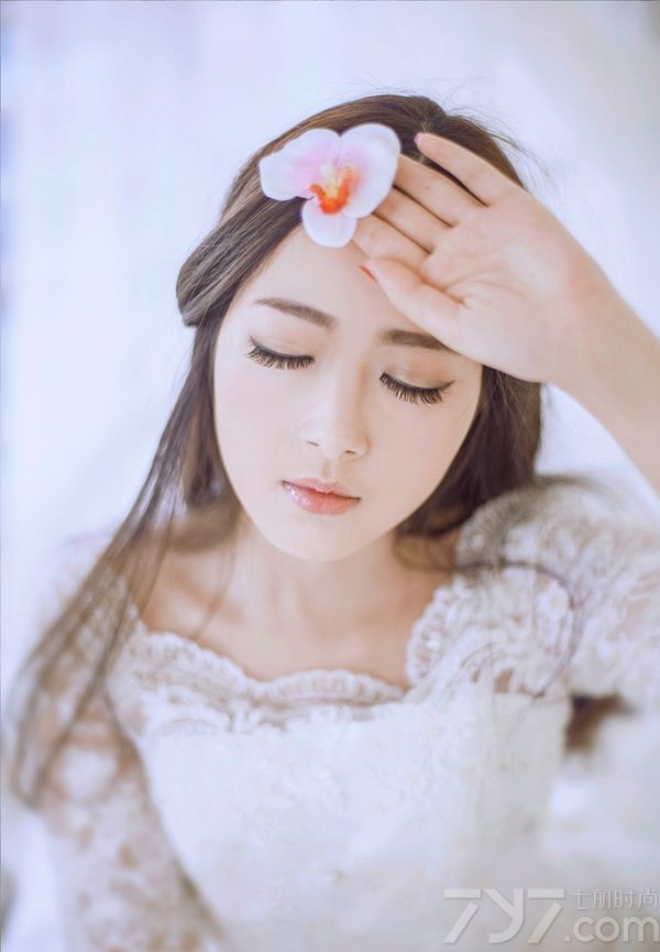 这组绝色女神性感婚纱写真图片，宛如女神一般穿着唯美妩媚想白色婚纱，从正面看很有浪漫女人气质，但侧看之后性感小心机完美展现，加上精致完美的脸庞以及性感身材，都是性感诱人的焦点。分享绝色女神性感婚纱写真图片，性感美女展示美背诱惑。