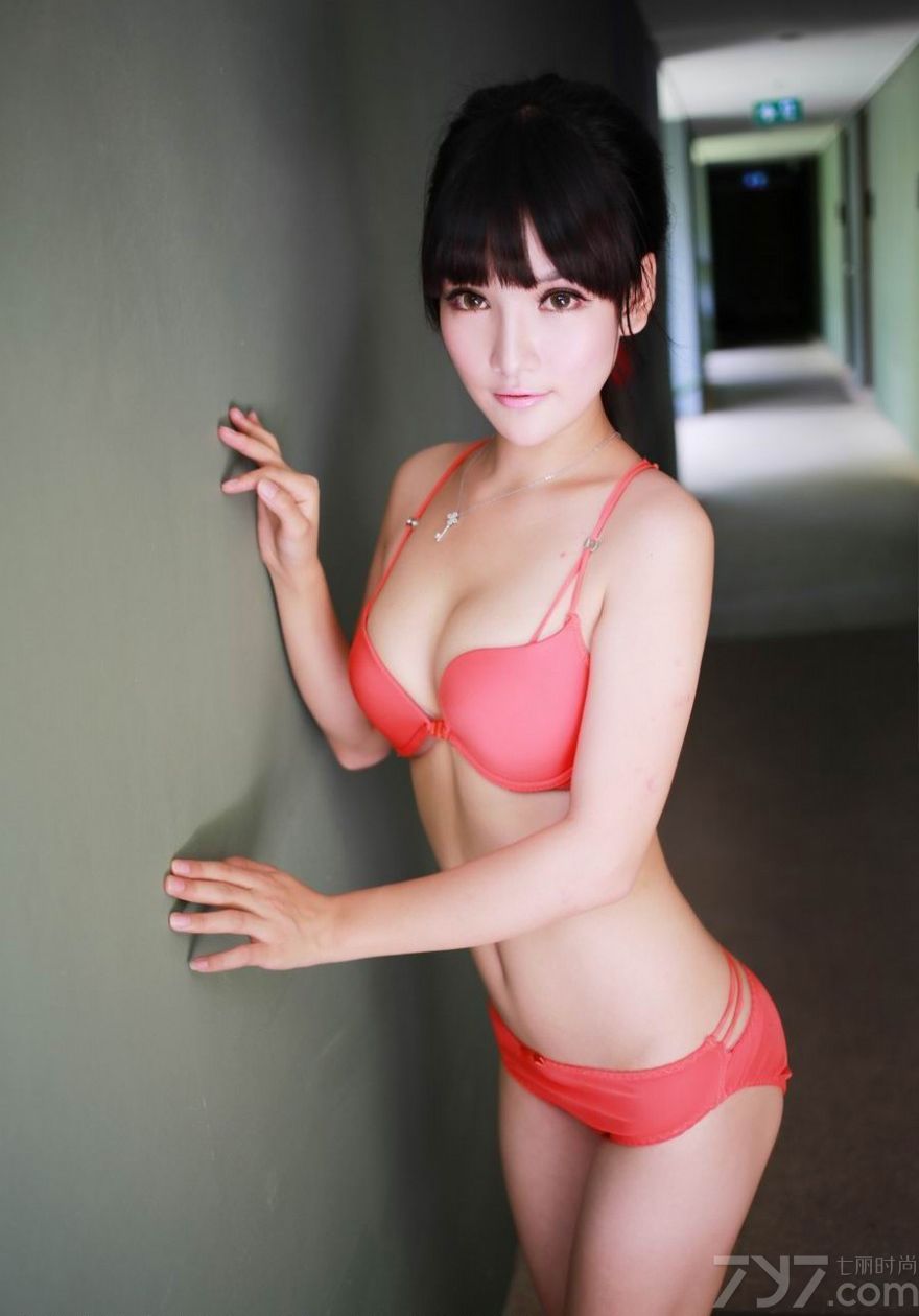 齐刘海的MM显得格外娇小可爱，纯黑色的头发展现出古典美，斜躺在沙发上的模样十分恬静，坐在椅子上的样子很娇美，望着窗外的她一展女神范。MM偶尔舒展腰身去室外走走，桃色满园关不住，下面一起来看看养眼美女性感私房照图片，美胸袭人秀色可餐。