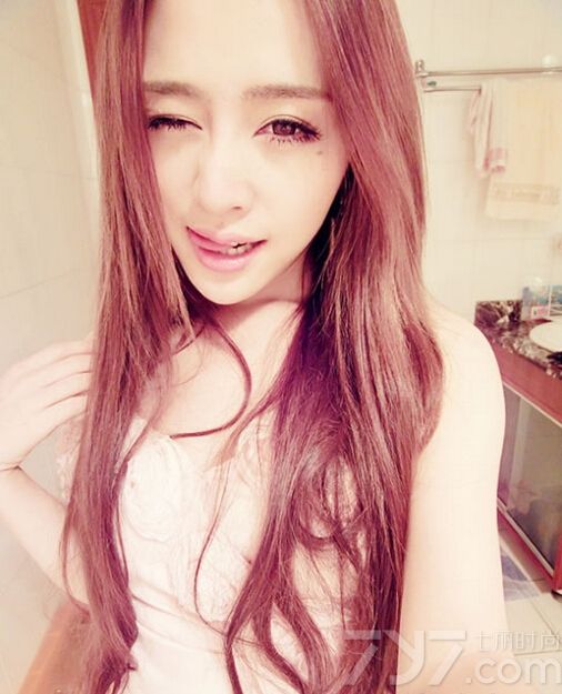 出生于1991年的平面模特郭芸萌曾卷入黄奕夫妇的离婚风波中，娇小的身材与美丽的外表令她非常受欢迎。下面就一起来看看郭芸萌的性感写真图片，卖萌自拍秀美胸险让人流鼻血。
