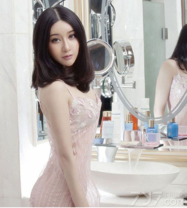 精致的女人不只是外表，而是从内到外。今天就为大家分享一组超极诱惑私房照，狐媚大眼+樱桃小嘴让人忍不住想亲近，更要命的是那双白皙丰胸，圆润挺拔散发出无尽的诱惑。