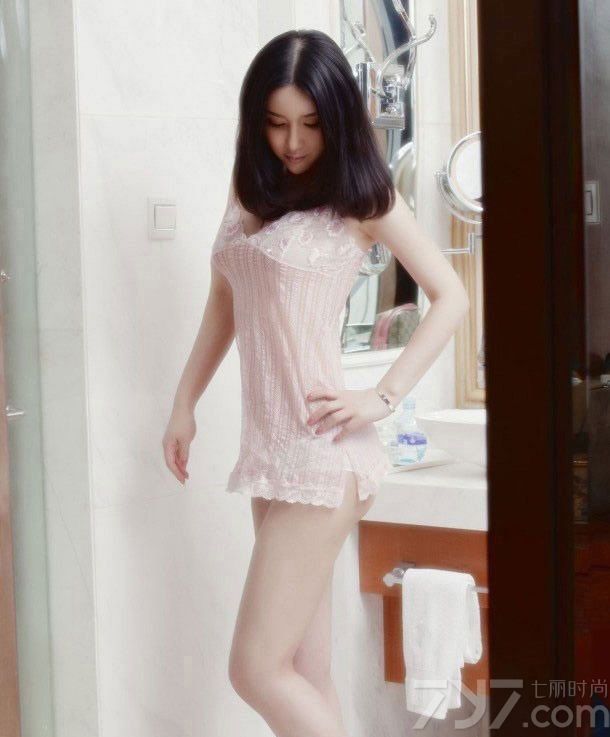 精致的女人不只是外表，而是从内到外。今天就为大家分享一组超极诱惑私房照，狐媚大眼+樱桃小嘴让人忍不住想亲近，更要命的是那双白皙丰胸，圆润挺拔散发出无尽的诱惑。